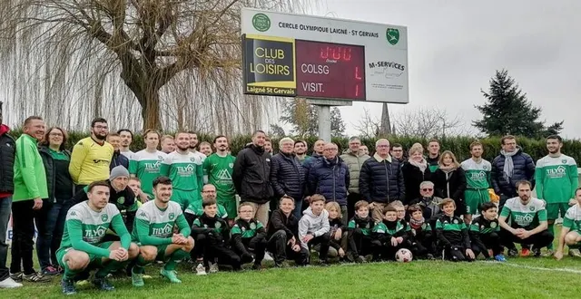 photo  l’équipe senior, les enfants de l’école de foot, les membres du colsg et les présidents du club des supporters réunis.  &copy;  pauline fosse 