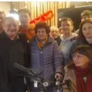 photo monique sibon (au centre) a gagné le vélo électrique.