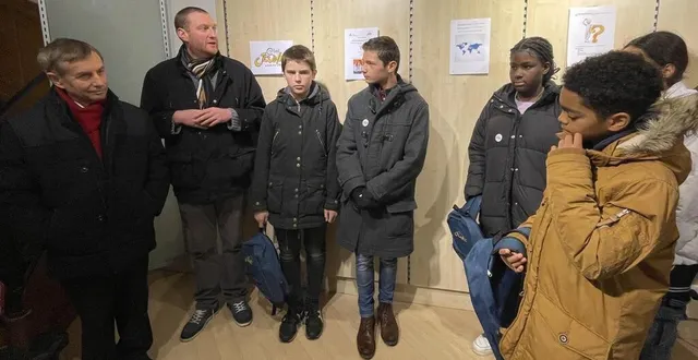 photo  aux côtés de joaquim pueyo, maire d’alençon, et d’étienne lefebvre, coordinateur de la démocratie participative à la ville, des membres du conseil municipal des jeunes présentent leur projet de jeu d’enquête.  &copy;  ouest-france 