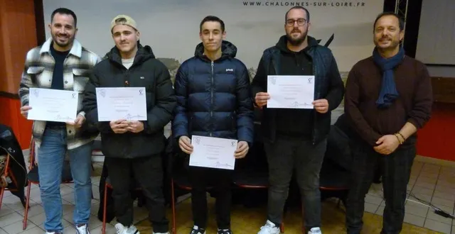 photo  les diplômés en partant de la gauche : guillaume ploquin, artisan fleuriste ; antoine bertaud, carrossier ; paolo godin, maintenance motocycle ; célestin archereau, charcutier et wilfried bidet adjoint municipal en charge du développement économique et commerce.  &copy;  ouest-france 