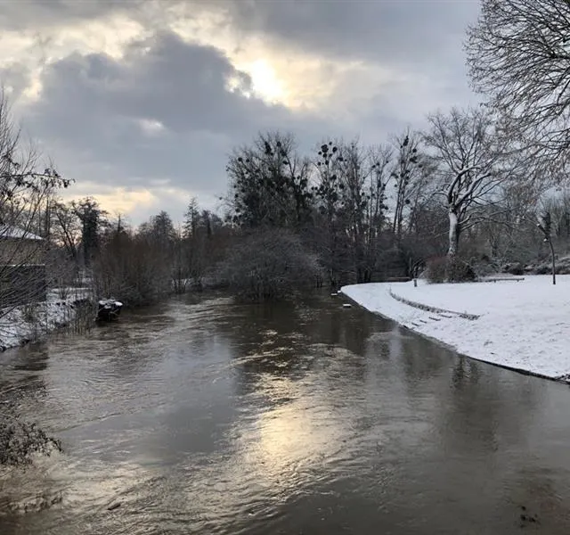 A Argentan, le niveau de l’Orne est haut et inquiétant. Le fleuve est surveillé de près par les équipes municipales et les pompiers, qui font des relevés réguliers. Ouest-France photo a argentan, le niveau de l’orne est haut et inquiétant. le fleuve est surveillé de près par les équipes municipales et les pompiers, qui font des relevés réguliers. © ouest-france