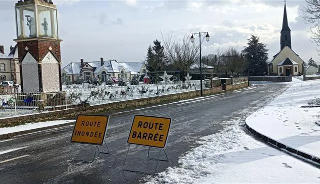 Route barrée en raison d’inondations, dans le secteur de L’Aigle, dans l’Orne. Ouest-France photo route barrée en raison d’inondations, dans le secteur de l’aigle, dans l’orne. © ouest-france
