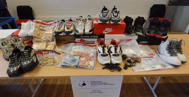 photo  au cours des perquisitions, les policiers ont notamment saisi 66 000 € d’argent liquide, deux armes à feu et un peu plus de 400 g de cocaïne.  &copy;  police nationale 72 