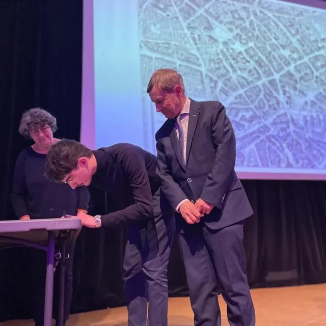 photo pablo raison a signé sa carte à l’occasion des vœux de joaquim pueyo.  ©  ouest-france