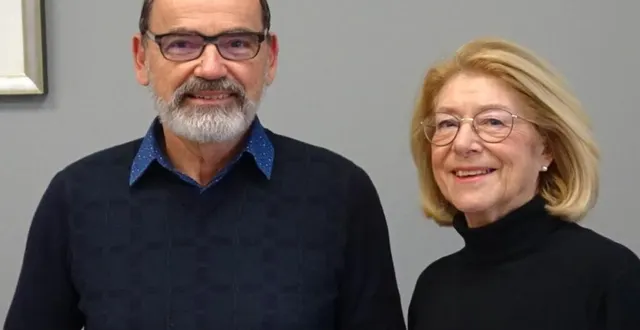 photo  jean-claude moser, le maire, avec marie-dominique gérardin, une des agents recenseurs.  &copy;  ouest-france 