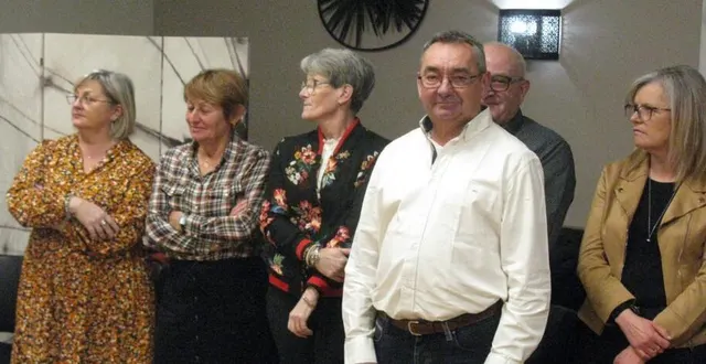 photo  le maire laurent bothereauet, accompagnés de quelques élus.  &copy;  ouest-france 