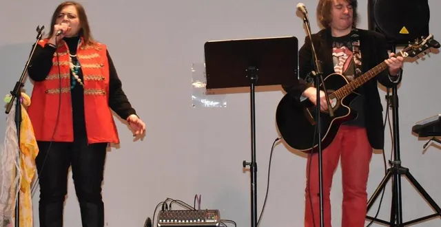 photo  sandra, au chant et nicolas, guitare et console.  &copy;  le maine libre 