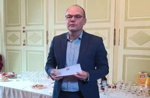 photo  le maire sébastien huet a profité des vœux pour remettre les prix du concours de fleurissement 2023.  &copy;  le maine libre 