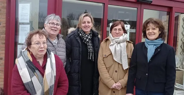 photo  l’équipe de recenseuses, autour de la conseillère municipale qui les encadre, devant la mairie.  &copy;  le maine libre 