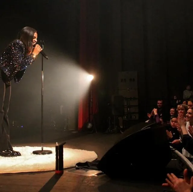 photo le public a fini le concert debout au pied de la scène.  ©  ouest-france