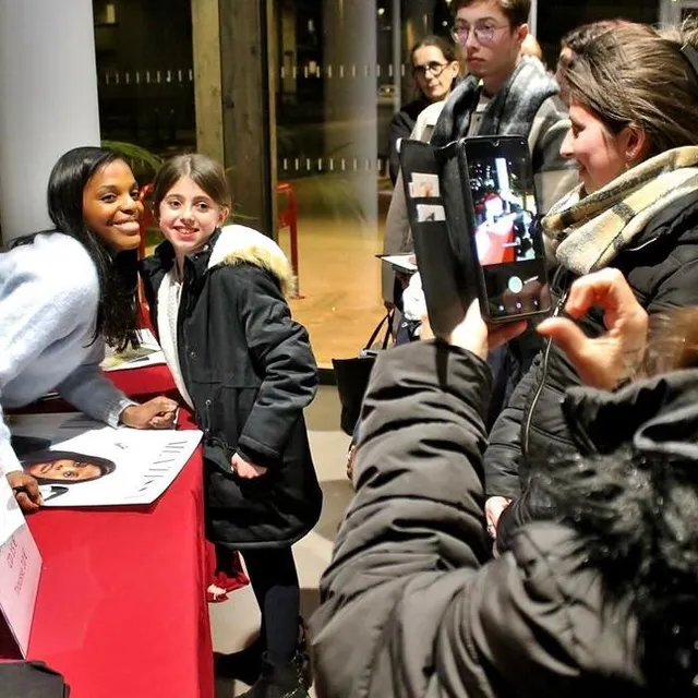 photo après son concert, mentissa s’est prêtée au jeu des selfies et des dédicaces, vendredi 19 janvier 2024, à sablé-sur-sarthe.  ©  ouest-france