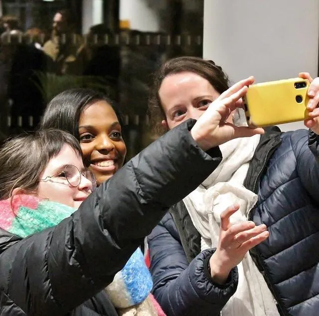 photo une maman et sa fille posent en selfie avec mentissa.  ©  ouest-france