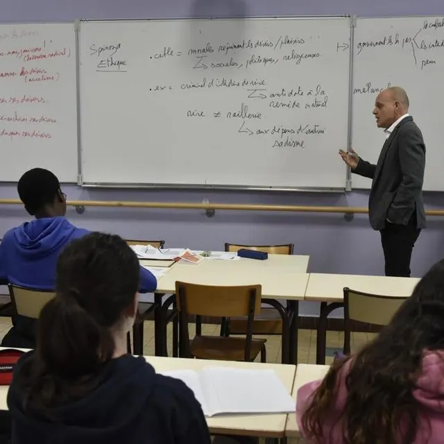 photo pour ces bacheliers de bac pro, la philosophie est une découverte. enseignée par denis guillec, un professeur engagé à leurs côtés, elle fait écho à leur parcours de vie.  ©  morgane remy - ouest-france
