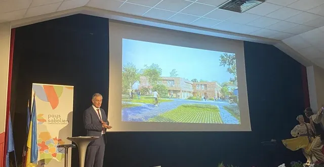 photo  ici, la future maison de santé de sablé-sur-sarthe présentée du côté parking par daniel chevalier.  &copy;  photo : le maine libre 