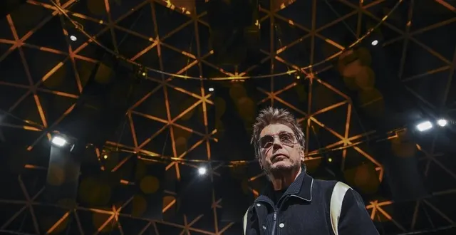 photo  jean-michel jarre vante les mérites de l’innovation en matière d’acoustique, comme ce dôme sonore où il s’est produit devant le public manceau ce samedi soir.  &copy;  photo le maine libre - denis lambert 