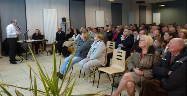 photo  la cérémonie des vœux du maire philippe chartier a réuni une bonne centaine de personnes.  &copy;  le maine libre 