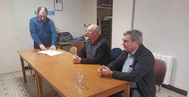 photo  le président de la société de boule de fort la liberté, en compagnie du maire jean-yves denis et du vice-président de l’association.  &copy;  le maine libre 