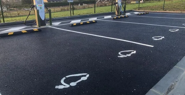 photo  de nouvelles bornes de recharge pour les voitures électriques ont été installées au mans.  &copy;  photo : le maine libre 