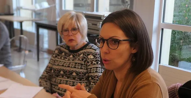 photo  catherine babillot, première adjointe au maire et ève foucher, membre de l’association kiné ouest prévention.  &copy;  le maine libre 