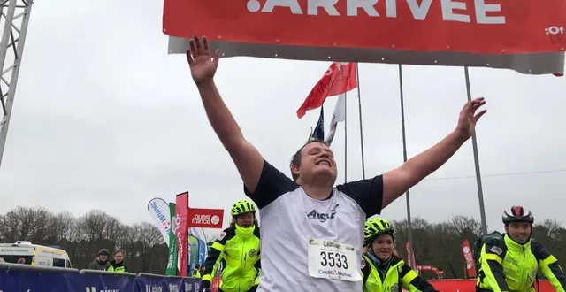 photo  charlie, les bras en « v », a été le dernier coureur à franchir, dimanche 21 janvier, la ligne d’arrivée du cross ouest-france – pays de la loire 2024.  &copy;  ouest-france 