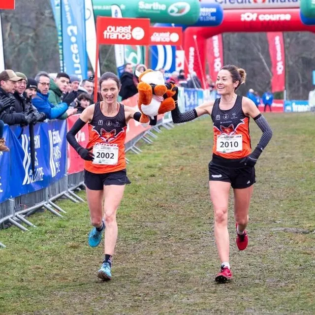 photo main dans la main pour célébrer le double d’inaya athlétisme. vincianne cussot et séverine hamel ont fini sur le podium du 5 km femmes.  ©  dominique breugnot