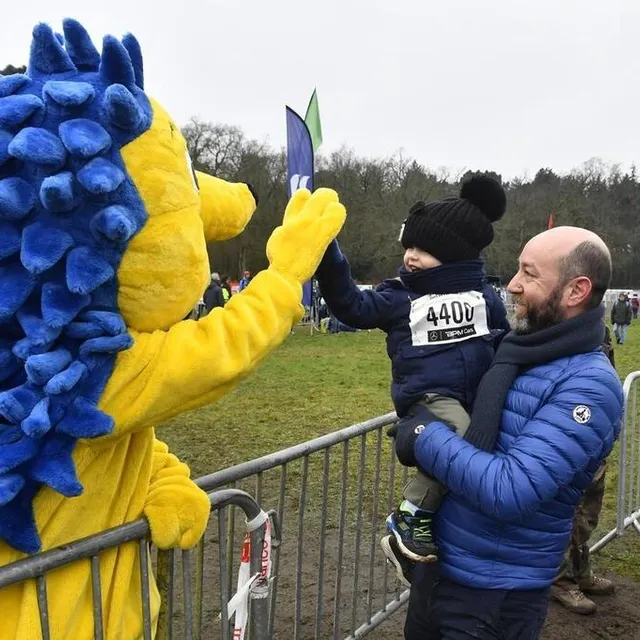 photo la mascotte dimoitou n’a pas manqué d’encourager les coureurs de touts âges de la course des familles.  ©  marc roger / ouest-france