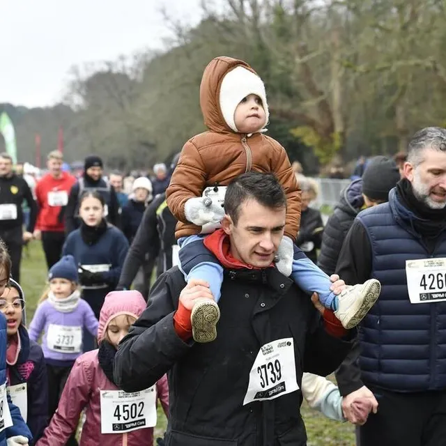 photo y a bien qu’à la marche des familles qu’on peut finir la course sur le dos d’un plus grand…  ©  marc roger / ouest-france