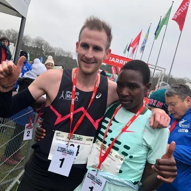 photo les deux vainqueurs de la course des as du 41e cross ouest-france pays de la loire, dimanche 21 janvier 2024, dans les bois de l’épau, au mans (sarthe). le français félix bour et la kenyane grace loibach nawowuna.  ©  ouest-france