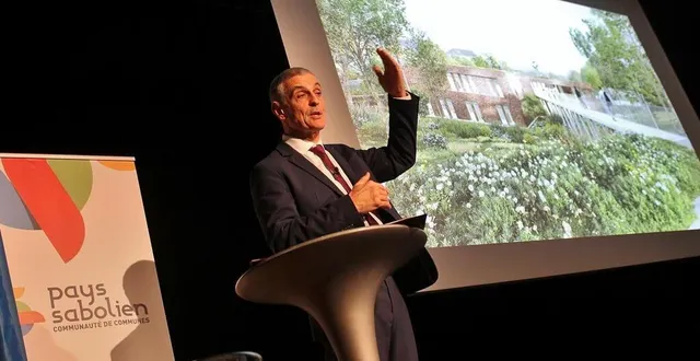 photo  daniel chevalier, le président de la communauté de communes du pays sabolien, lors de ses vœux, vendredi 19 janvier 2024, à solesmes, devant l’un des dessins de la future maison de santé pluriprofessionnelle du cabinet d’architectes retenu.  &copy;  ouest-france 