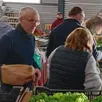 photo le marché de la gaudine en pleine activité, avec au premier plan bruno verrier, son fondateur avec son épouse isabelle.