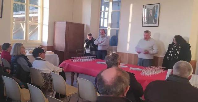 photo  marc querolle, maire, s’adressant à ses concitoyens, samedi.  &copy;  ouest-france 