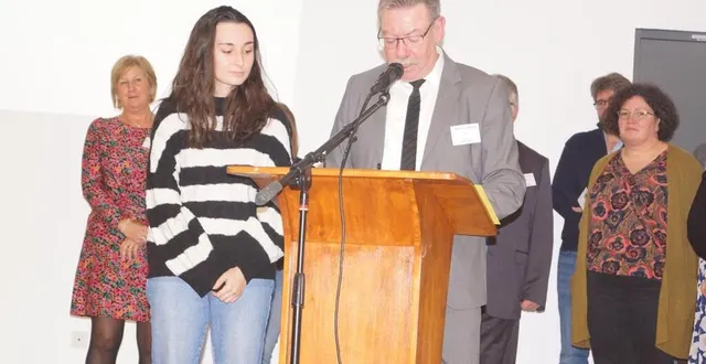 photo  les vœux du maire, jean luc suard, se sont déroulés vendredi soir dernier à la salle des fêtes. pour l’occasion clara evrard, qui remettra des distinctions aux jeux olympiques, accompagnait l’édile sur scène.  &copy;  ouest-france 