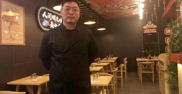 photo  li weng réalise tous les plats servis à ban ban nouilles.  &copy;  le maine libre 