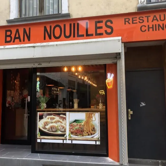 photo impossible de ne pas remarquer la façade de ban ban nouilles rue du docteur-leroy.  ©  le maine libre