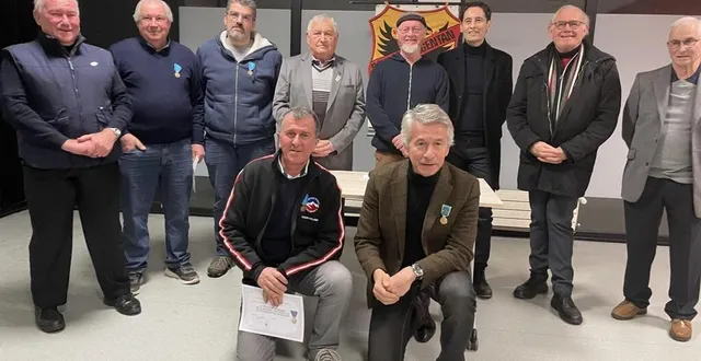 photo  de gauche à droite (1er rang) : jean-luc edeline et laurent beauvais. debout : daniel samson (bureau de la bayard), camille dapp, olivier ollagnier, jean-pierre gand, jean-luc tabesse, yannick jouadé (adjoint aux sports), philippe jidouard (1er adjoint, ex-président de la bayard) et maurice chéramy (président d’honneur de la bayard).  &copy;  ouest-france 