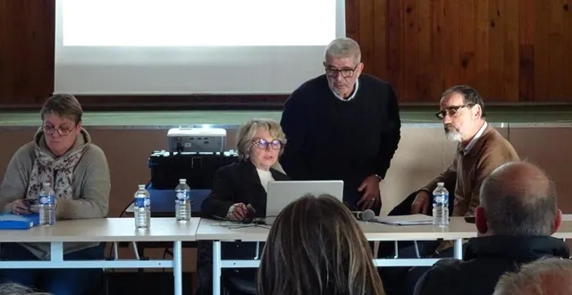 photo  christine moreau, au centre, mohamed benyahia, le président et jean claude moser, maire de saint-pavace lors de l’assemblée générale de l’association urgence maisons fissurées -sarthe.  &copy;  ouest-france 