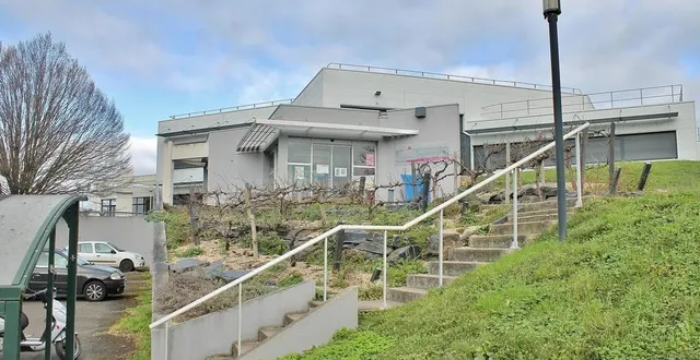 photo  les locaux appartenant au département et précédemment occupés par la médiathèque pierre-reverdy doivent accueillir le projet de bâtiment économique la virgule, avenue charles-de-gaulle, à sablé-sur-sarthe.  &copy;  archives ouest-france 