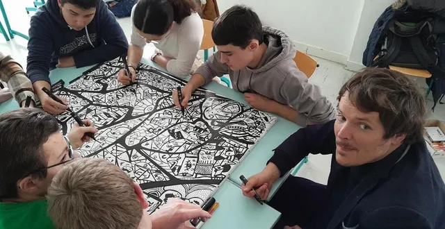 photo  l’artiste moberland avec les étudiants lors de la création de l’œuvre collective en noir et blanc au feutre posca.  &copy;  ouest-france 