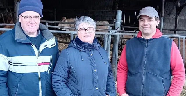 photo  romain viot, à droite, a repris l’activité élevage et boucherie de jean-claude et chantal lalande, dans leur propriété de la hallonnières à rouillon.  &copy;  le maine libre 