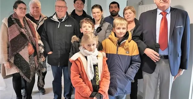photo  le maire de saint-biez-en-belin jean-claude bizeray, ses adjoints et conseillers, et des membres du conseil municipal des jeunes, dont la maire léonie bertrand (au premier plan).  &copy;  le maine libre 