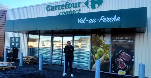 photo  norman durand pose fièrement devant l’entrée de son magasin.  &copy;  ouest-france 