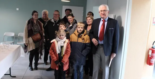 photo  le maire jean-claude bizeray, en compagnie de son conseil et du conseil municipal jeune.  &copy;  ouest-france 
