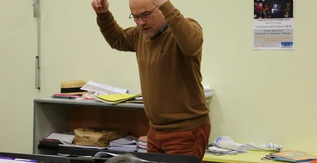 photo  laurent hubert, l’élu aux multiples casquettes, est l’un des trois chefs d’orchestre de l’ensemble, composé des harmonies municipales de la flèche et de bailleul-villaines, qui monteront sur la scène de la salle coppélia à l'occasion de ma région virtuose, ce dimanche 28 janvier 2024.  &copy;  ouest-france 