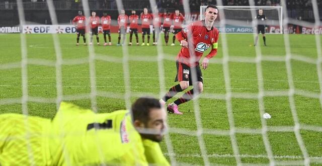 photo après son échec en fin de première mi-temps, benjamin bourigeaud, le capitaine du stade rennais, a eu le sang-froid de se présenter de nouveau devant pau lopez à qui il n’a laissé aucune chance.