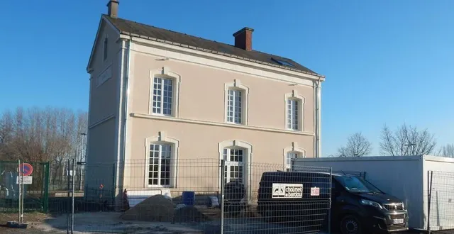 photo  après la rénovation extérieure de la gare, les travaux du parking sont en cours.  &copy;  le maine libre 