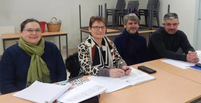 photo  brigitte ferrière, présidente de l’acar, entourée de son équipe.  &copy;  le maine libre 