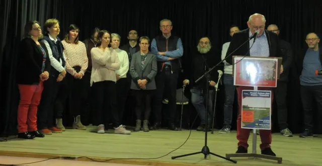 photo  gilles mallet, maire, et son conseil municipal.  &copy;  ouest-france 