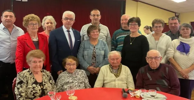 photo  à l’heure du dessert, le maire a mis les doyens à l’honneur. lucie rafaillot, odette deroin, roger dumas et jean sénécal (assis de gauche à droite).  &copy;  ouest-france 