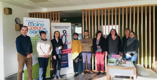 photo  les équipes de l’accueil de loisirs, de la maison des projets et les élus, ont présenté le nouveau site d’accueil.  &copy;  le maine libre 