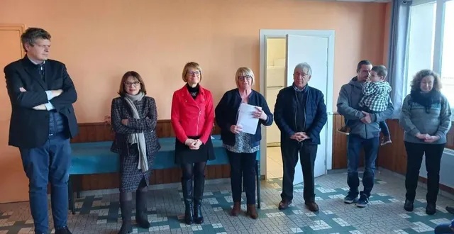photo  de gauche à droite : sébastien gourdel (président cdc vam), nathalie goulet (sénatrice), véronique louwagie (députée), agnès laigre (maire), jean-pierre féret (conseiller départemental), jérôme prieur et véronique robert, adjoints au maire.  &copy;  ouest-france 